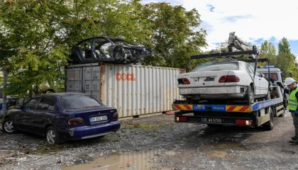 İzmir’de hurda araçlar ekonomiye kazandırılıyor