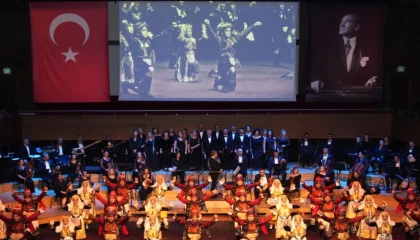 İzmir’de Maarif Halk Dansları ve orkestrasından özel program