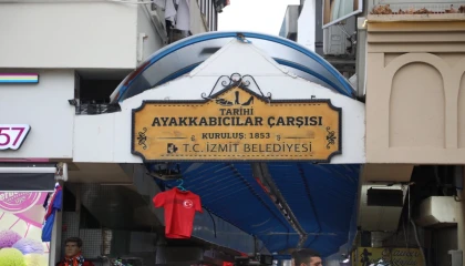 İzmit’te Tarihi Ayakkabıcılar Çarşısı’nın çatısı yenileniyor