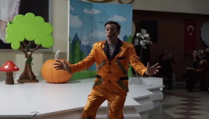 Kocaeli İzmit’te Çocuk Hakları Gününe özel tiyatro gösterisi