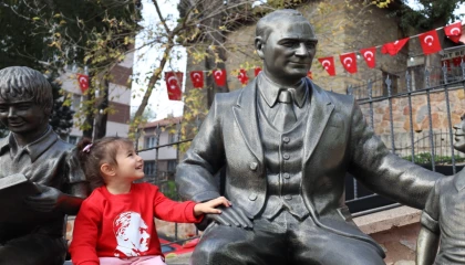 Kocaeli İzmit’te minik yüreklerden Ata’ya sevgi dolu anma