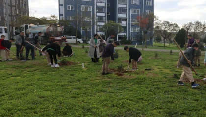 Kocaeli’de Çayırovalı öğrenciler, fidanları toprakla buluşturdu