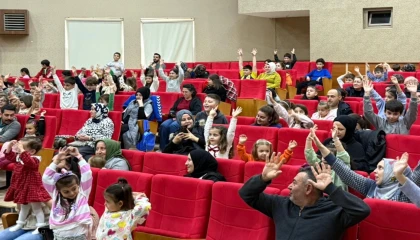 Kocaeli’de Gölcüklü çocukları neşelendiren tatil hediyesi