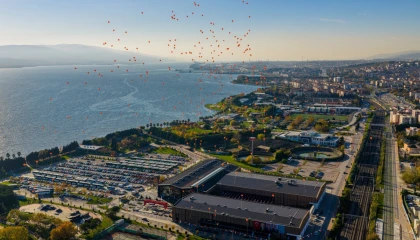 Kocaeli’de turuncu balonlar şiddetsiz dünya için gökyüzüne bırakıldı