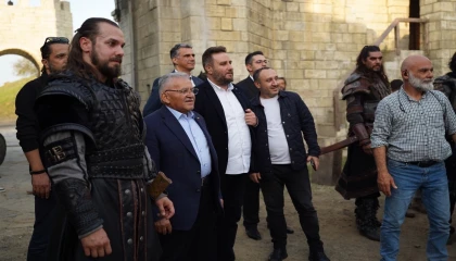 Memduh Büyükkılıç’tan İstanbul’da film platosuna ziyaret