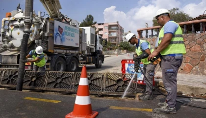 Mersin’de taşkınlara karşı 7/24 temizlik mesaisi