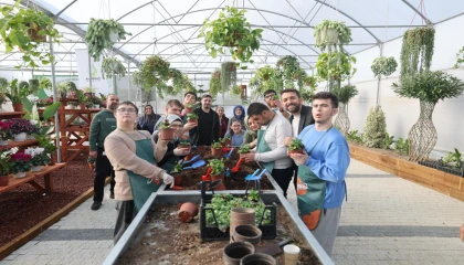 Özel bireyler, elleriyle hasat yapıp çiçek ekti