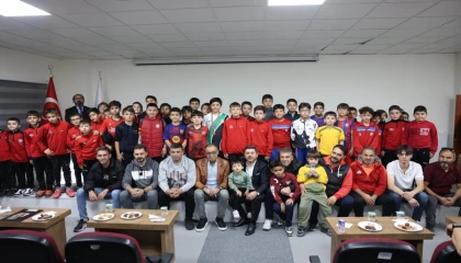 Rasim Arı’dan minik futbolculara krampon