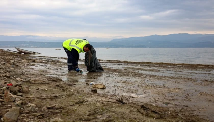 Sapanca Gölü’nde ekosistemi koruyan kıyı temizliği