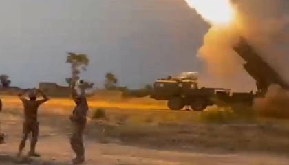 Suriye’ye füze saldırısı! Bir bina yerle bir oldu