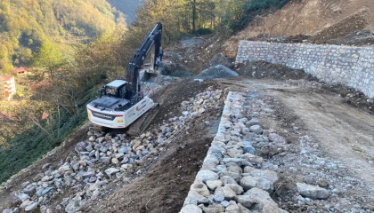 Trabzon’da taş duvar çalışmaları sürüyor