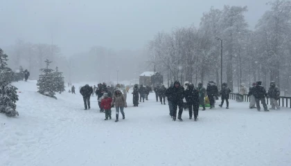 Ailele ve çocuklar Kartepe’de karın keyfini çıkardı
