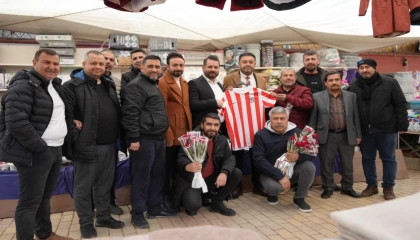 Başkan adayı Mustafa Çiçek’ten sosyete pazarı esnafına ziyaret