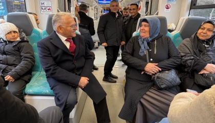 Başkan Büyükkılıç’tan Kayserililerle tramvay yolculuğu