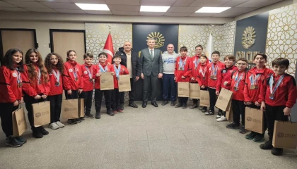 Başkan Sezer Gölcük Belediyesporlu yüzücüleri ağırladı