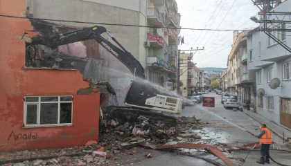 Bursa Gemlik’te güvenli kent için metruk bina yıkımları sürüyor