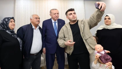 Cumhurbaşkanı Erdoğan’dan depremzede Karakuş ailesine ziyaret