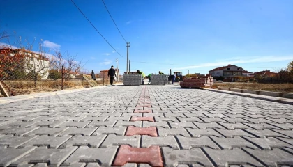 Denizli Büyükşehir’den Çivril’e 100 bin metrekarelik kilit parke yatırımı