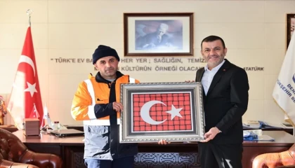 Denizli’de Büyükşehir personelinden alkışlanacak bayrak hassasiyeti