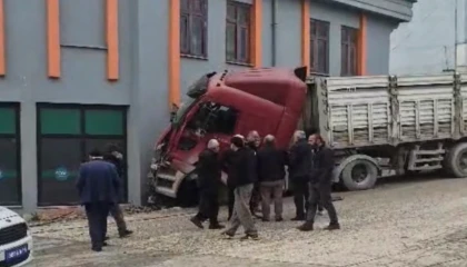 Düzce’de freni boşalan Tır markete girdi!