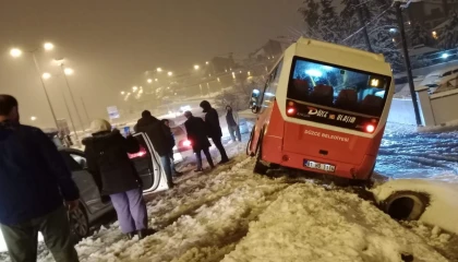 Düzce’de halk otobüsü şarampole devrildi!