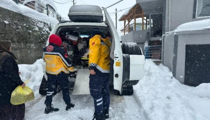 Düzce’de kar paletli ambulansla zorlu kurtarma