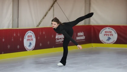 İstanbul Bakırköy’de açılan Buz Pisti’ne büyük ilgi
