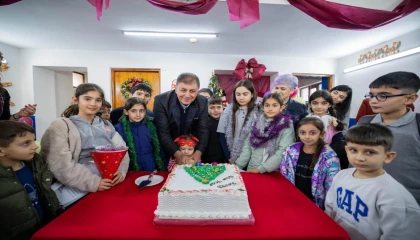 İzmir Basmane’de çocuklara yeni yıl coşkusu