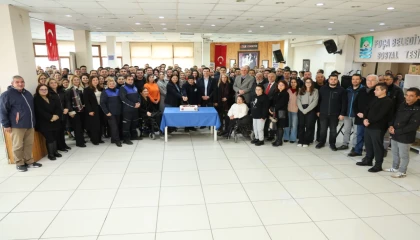 İzmir Foça’da belediye personeli yeni yılı kutladı