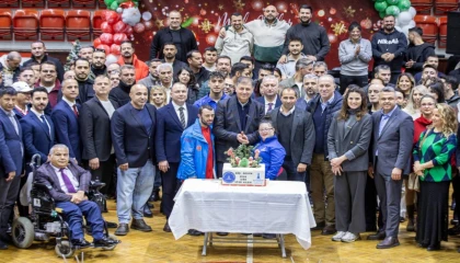 İzmir’de Başkan Tugay, yeni yıl öncesi sporcularla bir araya geldi