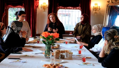 Kağıda taşınan gül figürleri Kocaeli’de sanatseverleri etkiledi