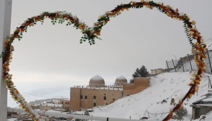 Mardin’de kar yağışı tarihi kenti büyüleyici manzaralara bürüdü