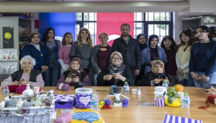 Mersin’de alzheimer hastaları sanatla hayata dokunuyor