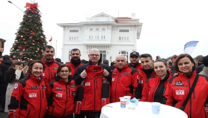 Mudanya’da belediye çalışanları yeni yılı Mütareke Meydanı’nda karşıladı