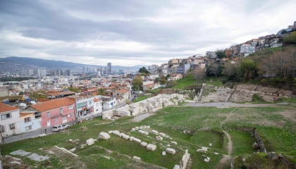 Smyrna Tiyatrosu gün yüzüne çıkıyor