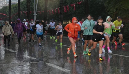 16. Uluslararası Adana Kurtuluş Yarı Maratonu koşuldu