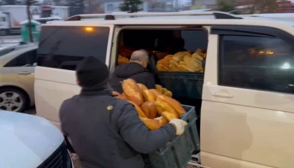 Adıyaman’da yoğun kara rağmen sıcak desteğe devam