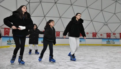 Ankara Keçiören’de sömestir eğlencesi gerçek buz pistinde