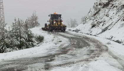 Antalya Büyükşehir ekipleri kapanan yolları iş makineleriyle açıyor