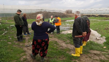 Antalya Büyükşehir’den sel felaketinde çiftçilerin yanında
