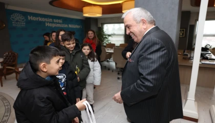 Bursa Nilüfer’de Badırgalı çocuklar el emeklerini Başkan Özdemir’e hediye etti