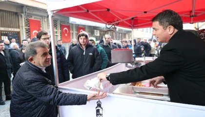 Bursa’da Başkan Aydın’dan kayınvalidesinin hayrına lokma ikramı