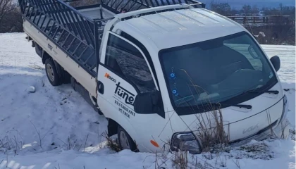 Buzlanma kazaya yol açtı! Kamyonet tarlaya uçtu, 1 yaralı