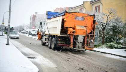 Çayırova’da karla mücadele sürüyor