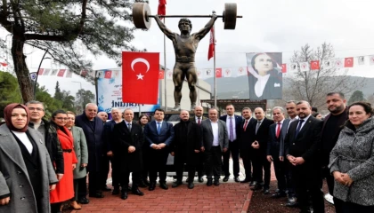 Cep Herkülü’nün heykeli dikildi