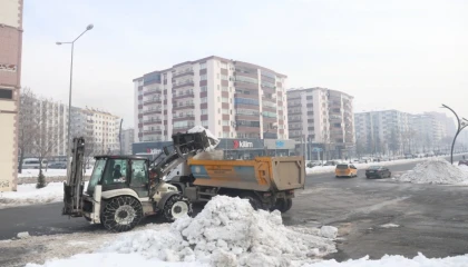 Diyarbakır’da kritik kavşaklarda kar temizliği