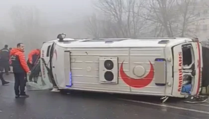 Düzce’de yoğun sis ambulansı yan yatırdı: 1 sağlık personeli yaralı