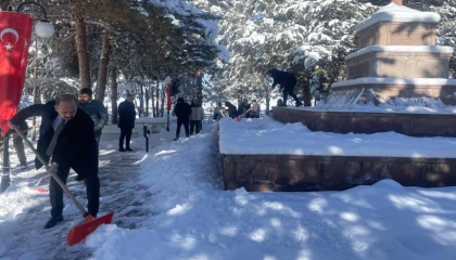 Erzurum’da şehitlikte duyarlılık örneği... Kürekleri alıp kar temizlediler