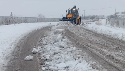Gaziantep Büyükşehir’den köy yollarında yoğun karla mücadele