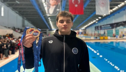 Gaziantep’in milli yüzücüsü Kaan Efe Kaya’dan 3 altın madalya